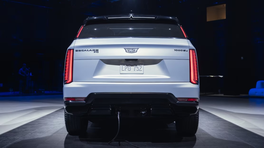 Cadillac Escalade IQ c&oacute; hệ thống đ&aacute;nh l&aacute;i 4 b&aacute;nh
