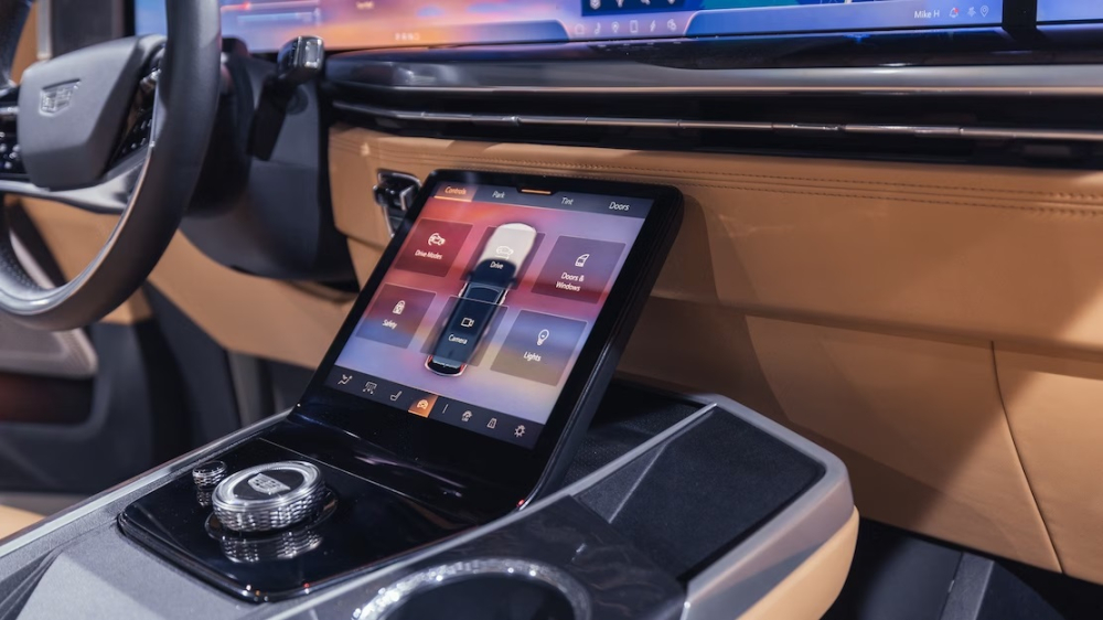 M&agrave;n h&igrave;nh ở cụm điều khiển trung t&acirc;m của Cadillac Escalade IQ 