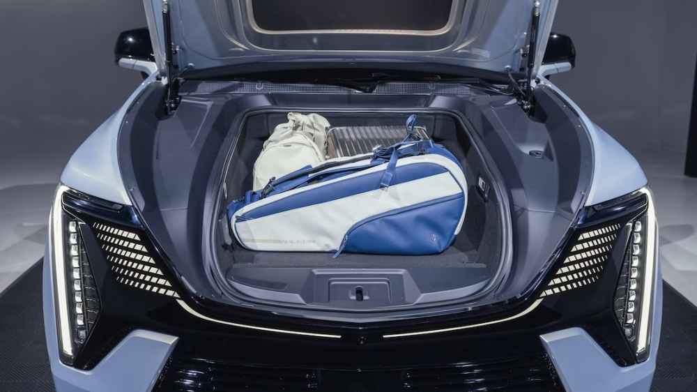 Khoang h&agrave;nh l&yacute; dưới nắp ca-p&ocirc; của Cadillac Escalade IQ 