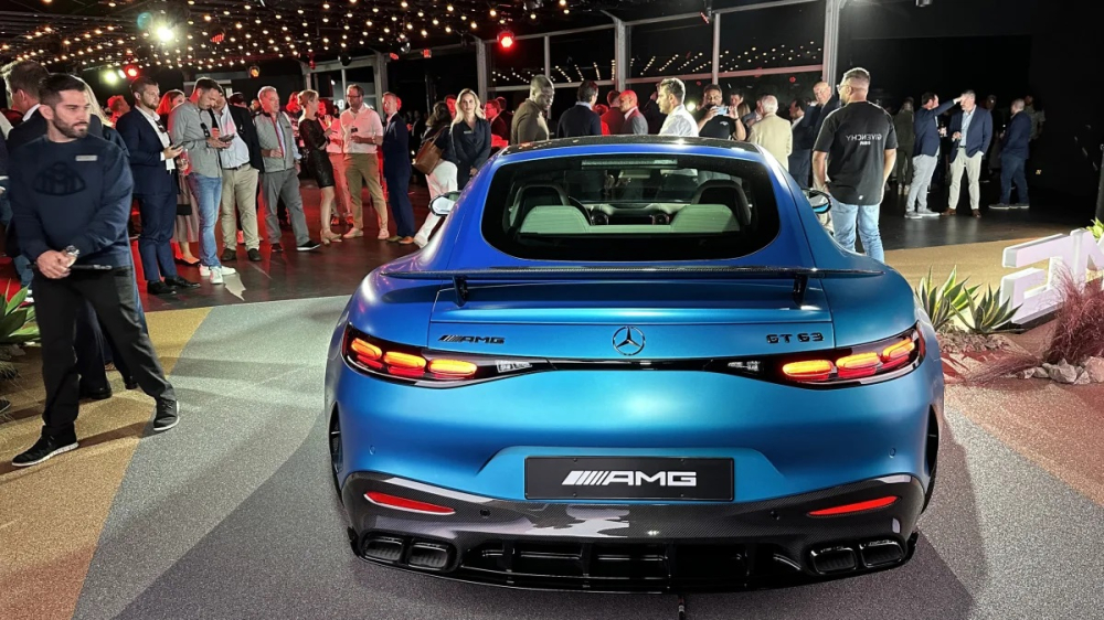 Mercedes-AMG GT 2024 được trang bị hệ dẫn động 4 bánh tiêu chuẩn thay vì dẫn động cầu sau như thế hệ cũ Mercedes-AMG GT 2024 được trang bị hệ dẫn động 4 bánh tiêu chuẩn thay vì dẫn động cầu sau như thế hệ cũ