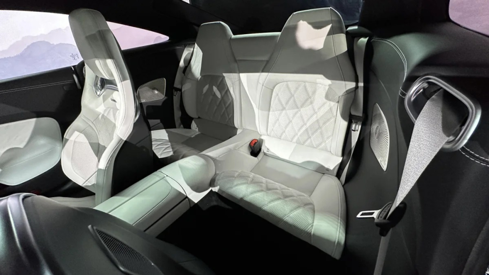Hàng ghế thứ hai là trang bị tùy chọn của Mercedes-AMG GT 2024 Hàng ghế thứ hai là trang bị tùy chọn của Mercedes-AMG GT 2024