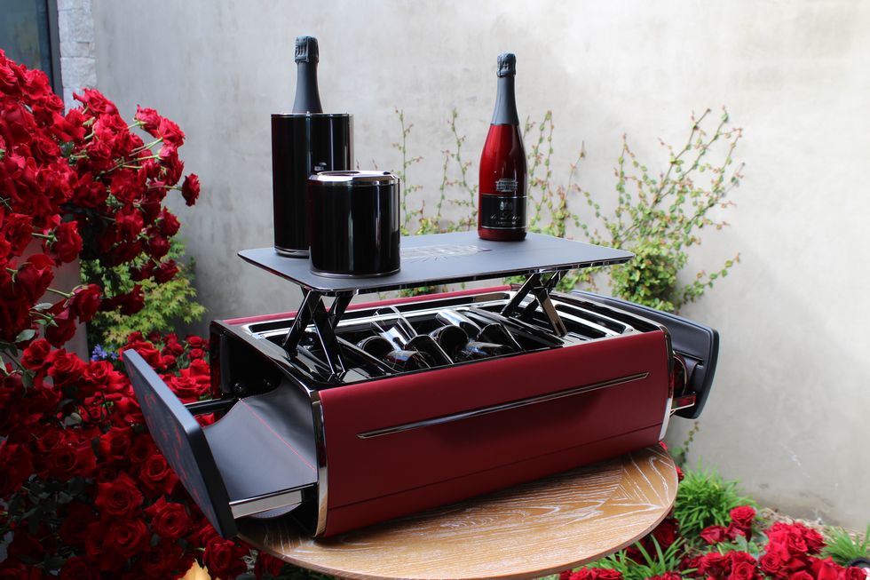 Bàn uống rượu champagne đi kèm với Rolls-Royce La Rose Noire Droptail Bàn uống rượu champagne đi kèm với Rolls-Royce La Rose Noire Droptail