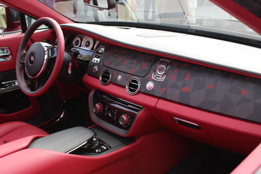 Nội thất với tông màu đỏ chủ đạo của Rolls-Royce La Rose Noire Droptail Nội thất với tông màu đỏ chủ đạo của Rolls-Royce La Rose Noire Droptail