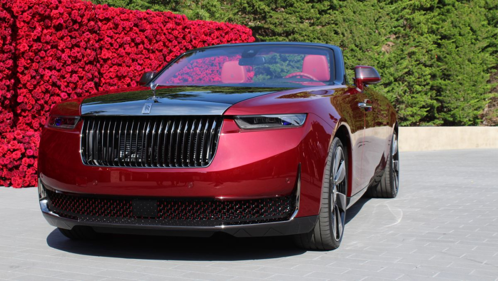 Lấy cảm hứng thiết kế từ hoa hồng, Rolls-Royce La Rose Noire Droptail được sơn màu đỏ ấn tượng Lấy cảm hứng thiết kế từ hoa hồng, Rolls-Royce La Rose Noire Droptail được sơn màu đỏ ấn tượng