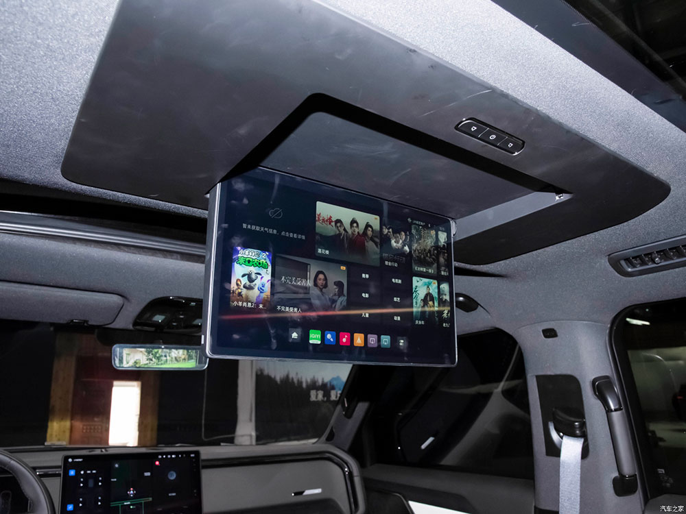 Màn hình giải trí treo trên trần xe của BAIC Jishi 01