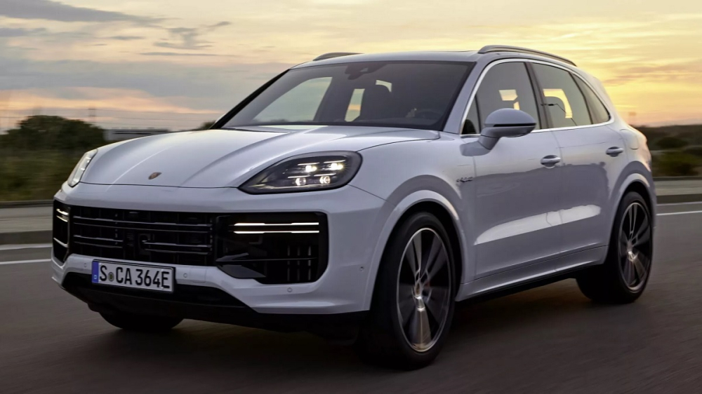 Porsche Cayenne Turbo E-Hybrid 2024 có thiết kế đầu xe khác biệt với các phiên bản còn lại Porsche Cayenne Turbo E-Hybrid 2024 có thiết kế đầu xe khác biệt với các phiên bản còn lại
