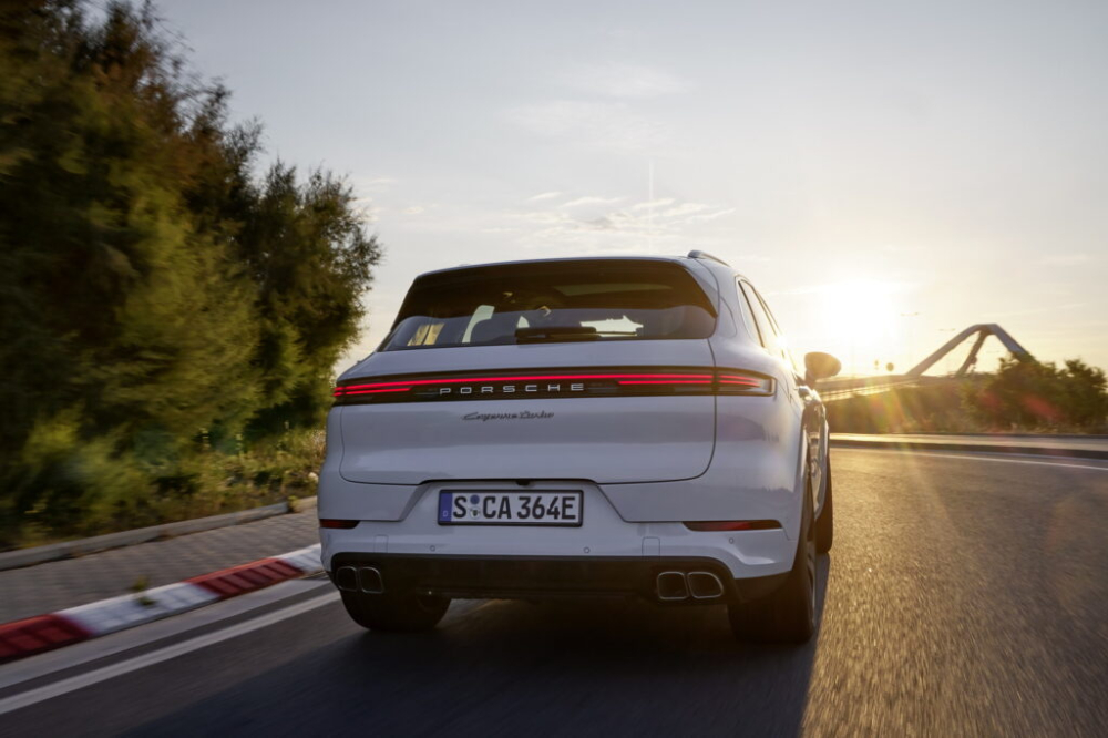 Porsche Cayenne Turbo E-Hybrid 2024 có 2 kiểu dáng là SUV thông thường và SUV lai Coupe Porsche Cayenne Turbo E-Hybrid 2024 có 2 kiểu dáng là SUV thông thường và SUV lai Coupe