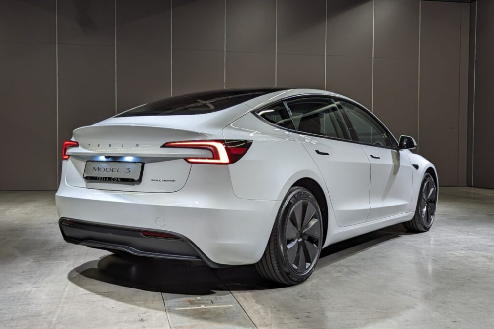 Tesla Model 3 2024 có thêm đèn hậu và cản sau mới Tesla Model 3 2024 có thêm đèn hậu và cản sau mới