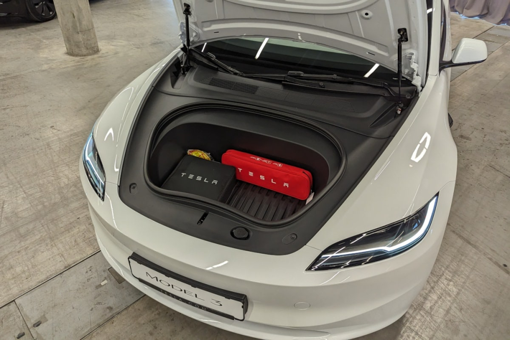 Ngoài khoang hành lý phía sau hàng ghế thứ hai, Tesla Model 3 2024 còn có ngăn chứa đồ dưới nắp ca-pô Ngoài khoang hành lý phía sau hàng ghế thứ hai, Tesla Model 3 2024 còn có ngăn chứa đồ dưới nắp ca-pô