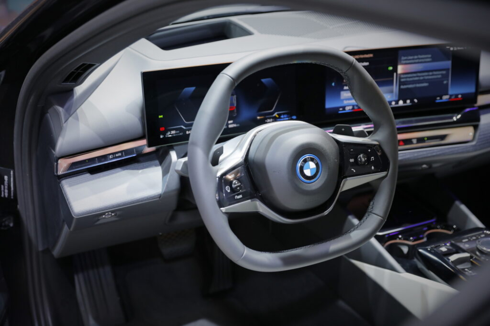 Vô lăng và màn hình cong của BMW 530e 2024 Vô lăng và màn hình cong của BMW 530e 2024
