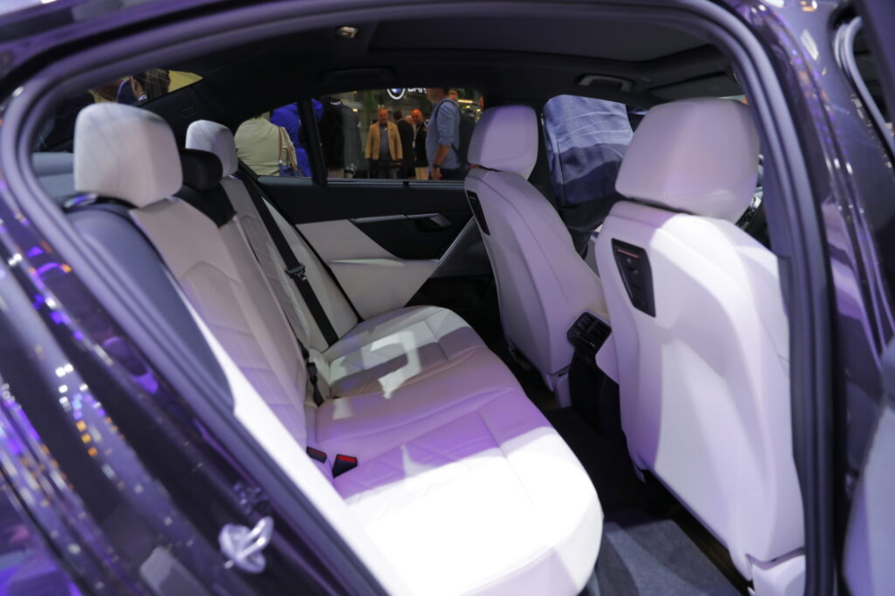 Hàng ghế sau của BMW 530e 2024 Hàng ghế sau của BMW 530e 2024