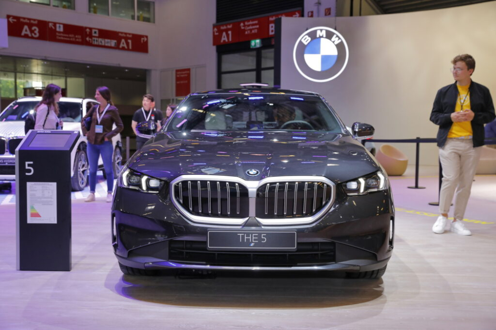 BMW 530e 2024 dùng bộ body kit tiêu chuẩn BMW 530e 2024 dùng bộ body kit tiêu chuẩn