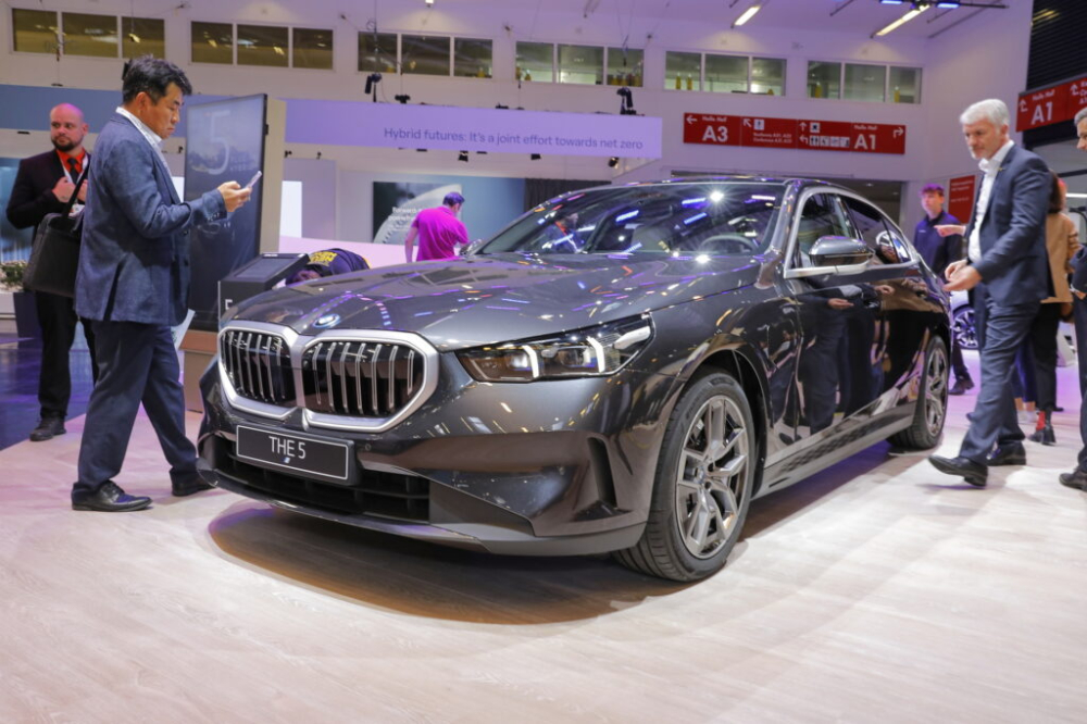 BMW 530e 2024 có hệ thống chuyển làn đường chủ động Active Lane Change mới BMW 530e 2024 có hệ thống chuyển làn đường chủ động Active Lane Change mới