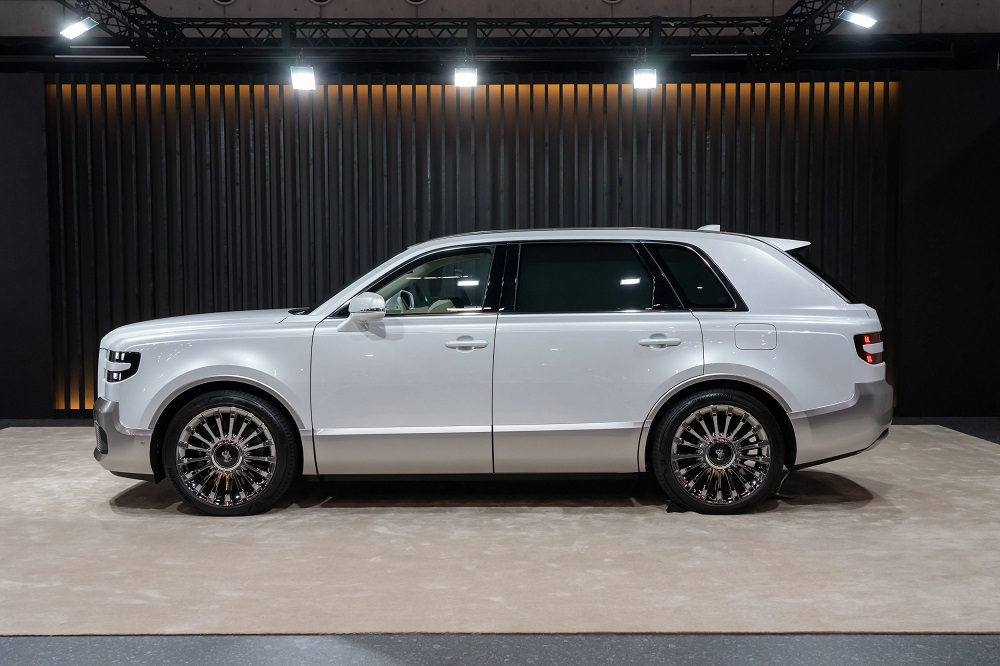 Toyota Century 2024 khá giống Rolls-Royce Cullinan khi nhìn bên sườn
