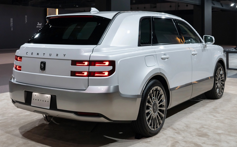 Toyota Century 2024 có đèn pha và đèn hậu 2 tầng
