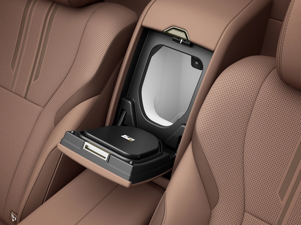 Tủ lạnh giữa 2 ghế sau của Toyota Century 2024 
