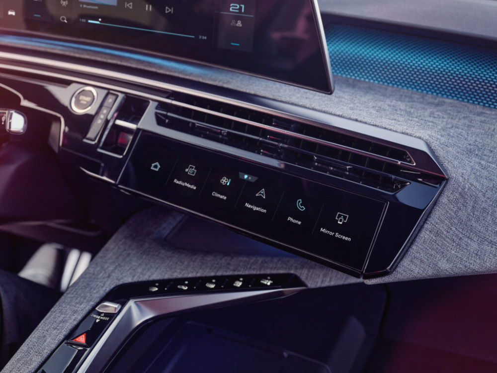 M&agrave;n h&igrave;nh chỉnh c&aacute;c t&iacute;nh năng của Peugeot E-3008 2024