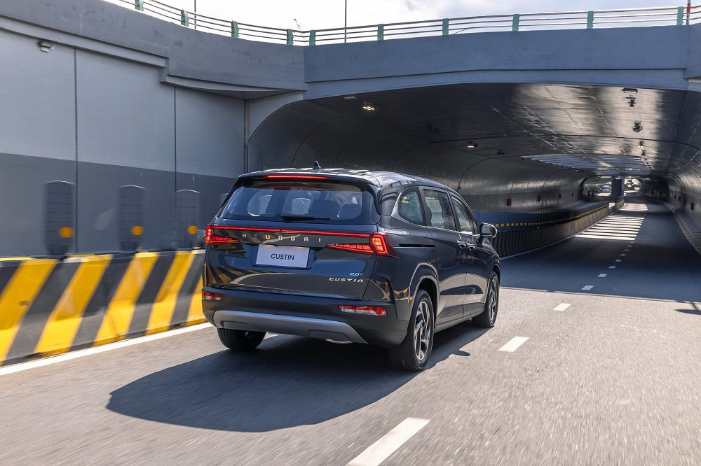 Hyundai Custin 2023 nhìn từ phía sau Hyundai Custin 2023 nhìn từ phía sau