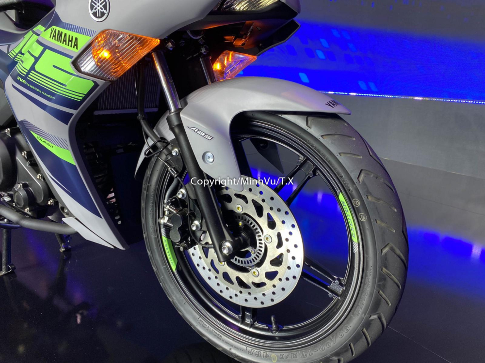 Hệ thống chống bó cứng phanh ABS trên Yamaha Exciter 155 VVA sẽ chỉ có ở phiên bản ABS, nó sẽ điều chỉnh lực phanh khi phanh gấp hoặc đường trơn ướt, hạn chế hiện tượng trượt bánh nguy hiểm để tăng độ ổn định cho xe khi người lái phanh xe. Phanh đĩa bánh trước trang bị kẹp má phanh kép gồm 2 piston cung cấp lực phanh mạnh hơn 17%. Đường kính đĩa phanh trước của phiên bản ABS mới được tăng lên 267mm so với 245mm ở phiên bản Exciter 155 VVA thế hệ trước Hệ thống chống bó cứng phanh ABS trên Yamaha Exciter 155 VVA sẽ chỉ có ở phiên bản ABS, nó sẽ điều chỉnh lực phanh khi phanh gấp hoặc đường trơn ướt, hạn chế hiện tượng trượt bánh nguy hiểm để tăng độ ổn định cho xe khi người lái phanh xe. Phanh đĩa bánh trước trang bị kẹp má phanh kép gồm 2 piston cung cấp lực phanh mạnh hơn 17%. Đường kính đĩa phanh trước của phiên bản ABS mới được tăng lên 267mm so với 245mm ở phiên bản Exciter 155 VVA thế hệ trước