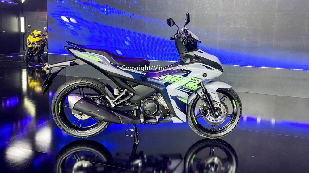 Cụ thể là bên cạnh các màu xanh GP, đen và trắng-đen, xe có thêm màu xanh đậm và đặc biệt nhất, là sự xuất hiện lần đầu của màu xám xanh Cụ thể là bên cạnh các màu xanh GP, đen và trắng-đen, xe có thêm màu xanh đậm và đặc biệt nhất, là sự xuất hiện lần đầu của màu xám xanh