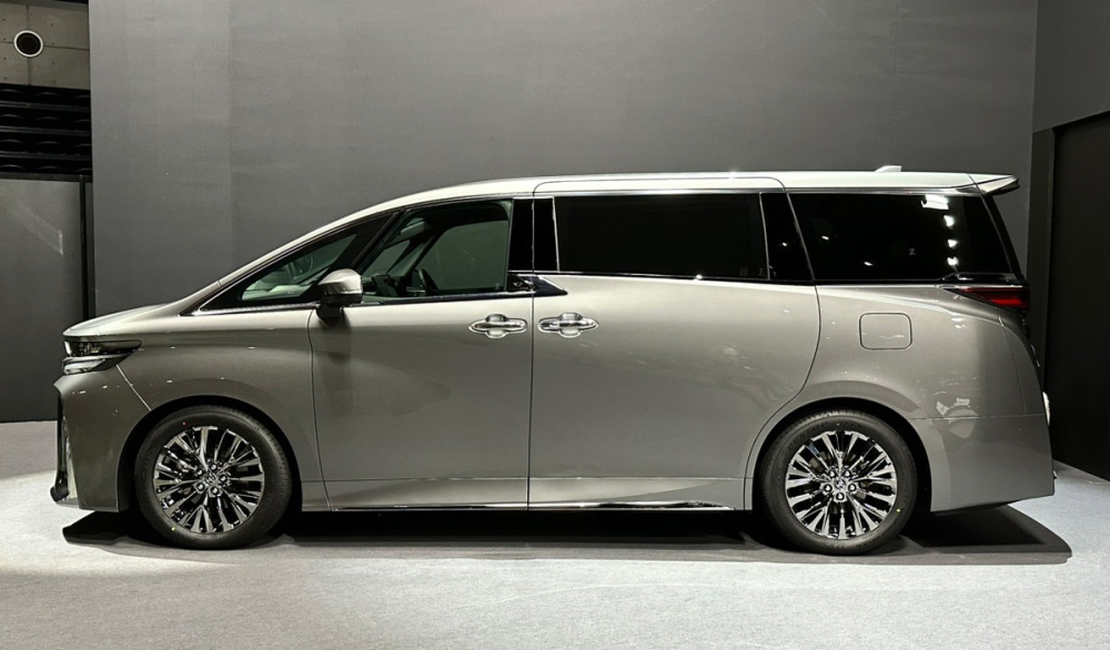 Toyota Vellfire 4 chỗ còn gây chú ý với màu sơn xám mới Toyota Vellfire 4 chỗ còn gây chú ý với màu sơn xám mới