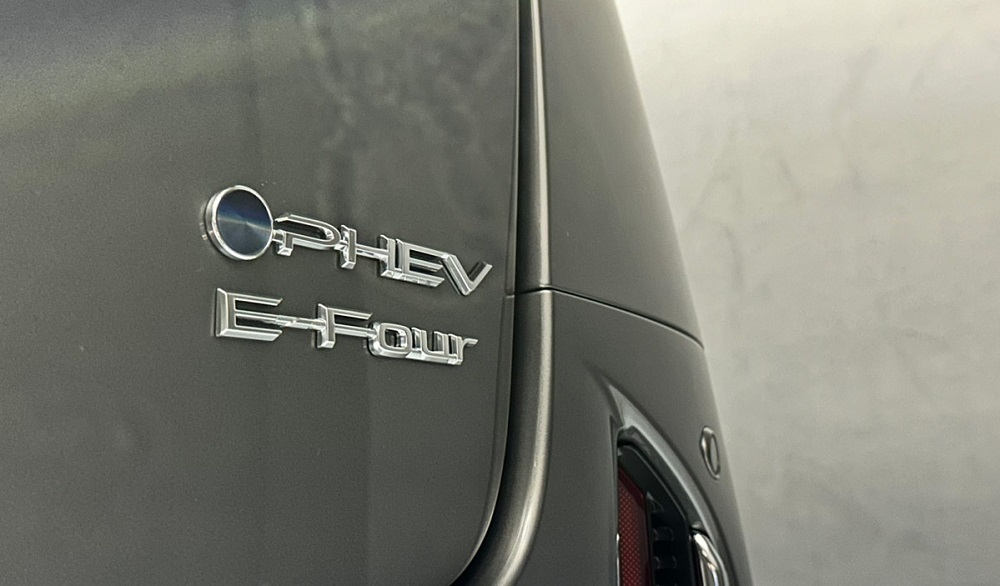 Toyota Vellfire 4 chỗ có thêm logo mới Toyota Vellfire 4 chỗ có thêm logo mới