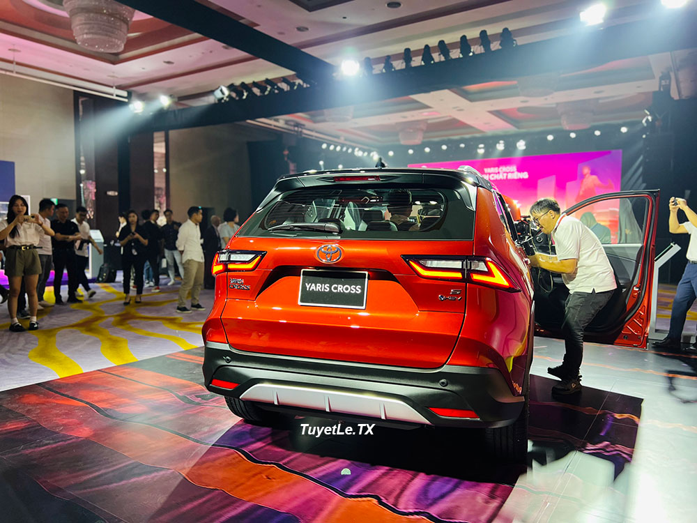 Toyota Yaris Cross còn có cửa cốp chỉnh điện, tích hợp cảm biến đá cốp