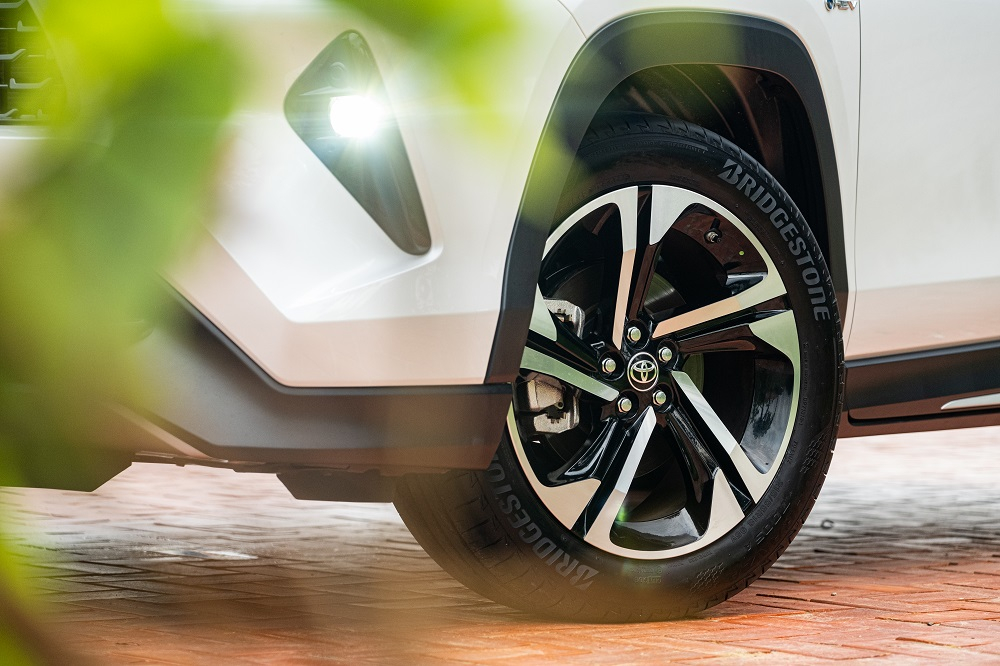 Vành 18 inch phay xước 2 màu của Toyota Yaris Cross 2023 Vành 18 inch phay xước 2 màu của Toyota Yaris Cross 2023