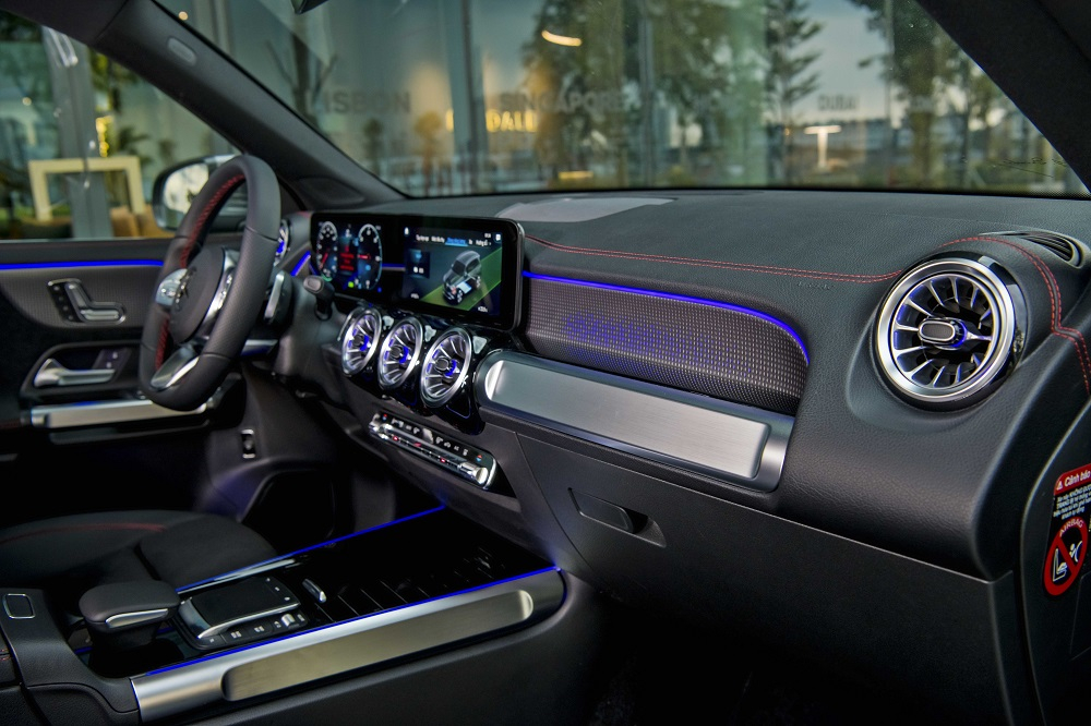 Mercedes-Benz EQB 250 có đèn viền trang trí nội thất 64 màu Mercedes-Benz EQB 250 có đèn viền trang trí nội thất 64 màu
