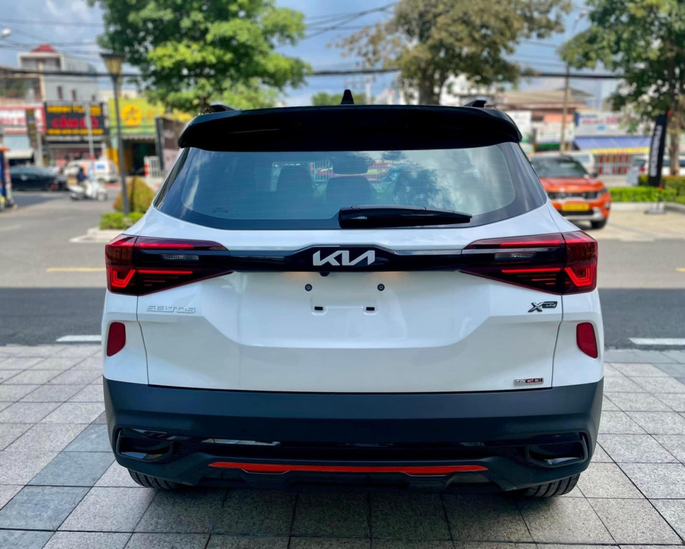 Ngoài những chi tiết màu đen bóng, Kia Seltos X-Line còn có thêm điểm nhấn màu cam xung quanh xe