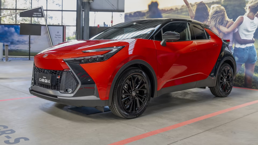 SUV cỡ B+ Toyota C-HR 2024 chính thức được công bố giá bán, đắt hơn dự kiến