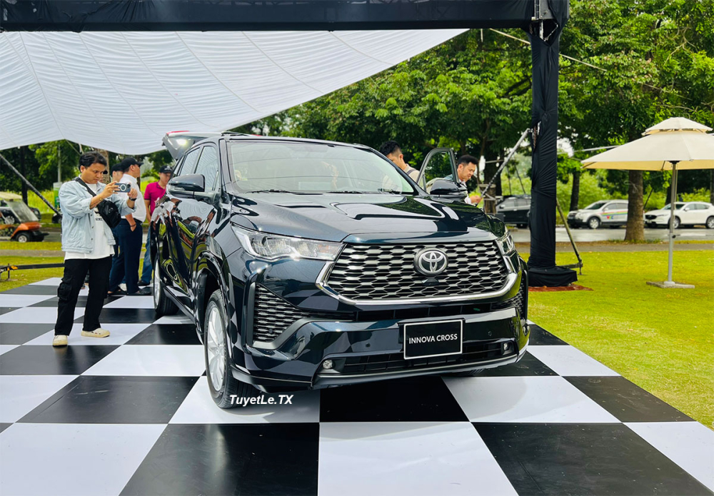 Toyota Innova Cross 2024 chính thức ra mắt Việt Nam, giá khởi điểm thấp hơn Hyundai Custin Toyota Innova Cross 2024 chính thức ra mắt Việt Nam, giá khởi điểm thấp hơn Hyundai Custin