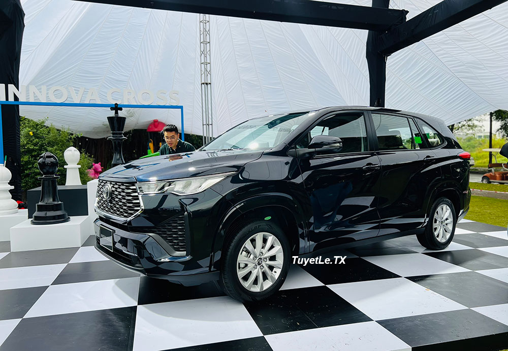 Vành la-zăng của Toyota Innova Cross 2024 phiên bản máy xăng kém nổi bật hơn Vành la-zăng của Toyota Innova Cross 2024 phiên bản máy xăng kém nổi bật hơn