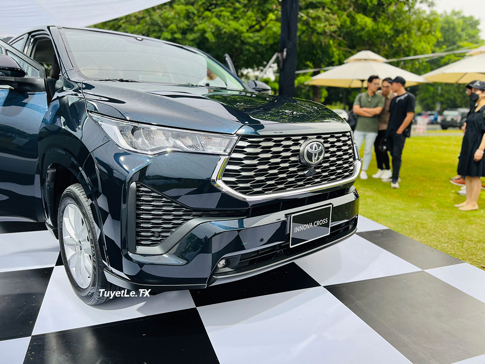 Cận cảnh đầu xe của Toyota Innova Cross 2024 Cận cảnh đầu xe của Toyota Innova Cross 2024