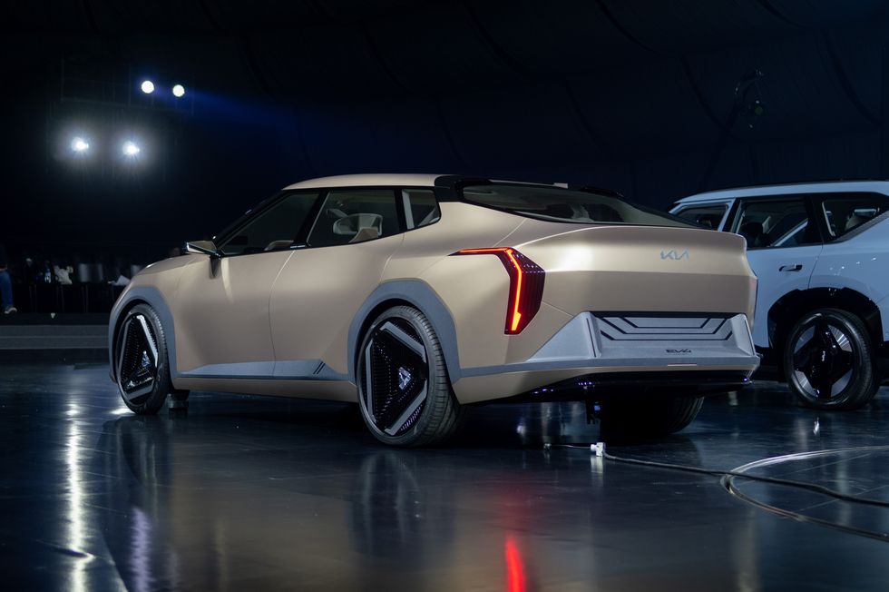 Kia EV4 nhìn từ phía sau Kia EV4 nhìn từ phía sau
