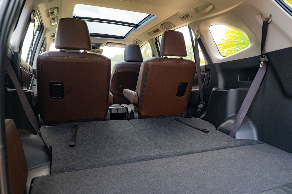 Hàng ghế sau của Toyota Innova Cross 2023 gập phẳng xuống sàn Hàng ghế sau của Toyota Innova Cross 2023 gập phẳng xuống sàn
