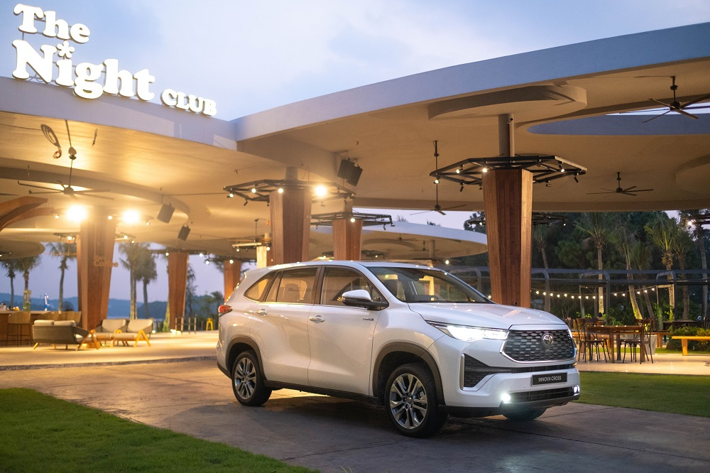 Toyota Innova Cross 2023 dùng đèn pha LED tiêu chuẩn Toyota Innova Cross 2023 dùng đèn pha LED tiêu chuẩn