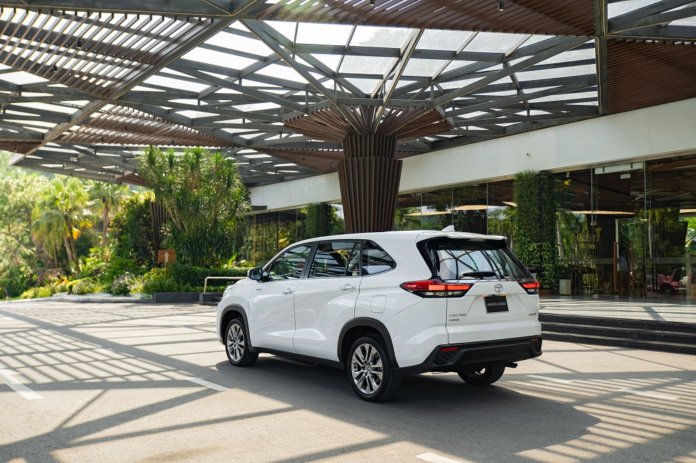 Giá xe Toyota Innova Cross 2023 thấp hơn một chút so với Hyundai Custin Giá xe Toyota Innova Cross 2023 thấp hơn một chút so với Hyundai Custin