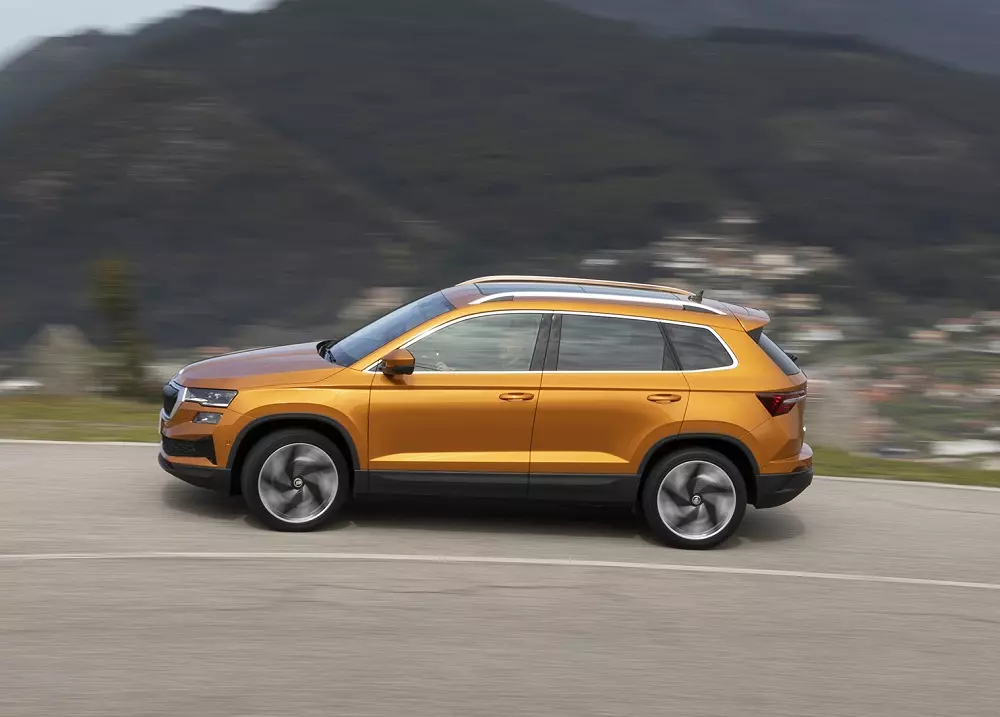Skoda Karoq 2023 c&oacute; k&iacute;ch thước chỉ tương đương Toyota Corolla Cross