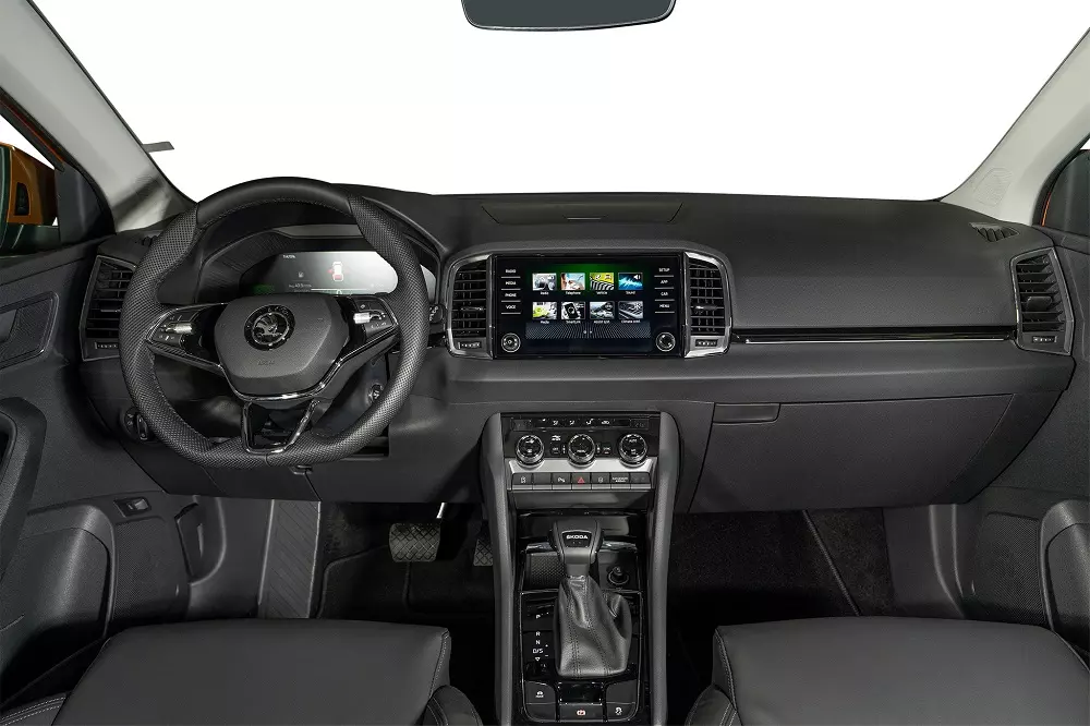 Nội thất của Skoda Karoq 2023 kh&ocirc;ng tạo cảm gi&aacute;c h&agrave;o nho&aacute;ng