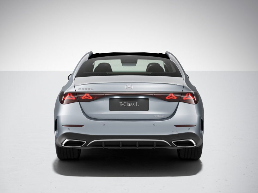 Mercedes-Benz E-Class L 2024 tại Trung Quốc có 2 phiên bản là E270L và E300L