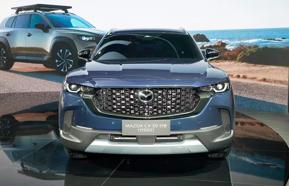 Cận cảnh khu vực đầu xe của Mazda CX-50 Hybrid Cận cảnh khu vực đầu xe của Mazda CX-50 Hybrid