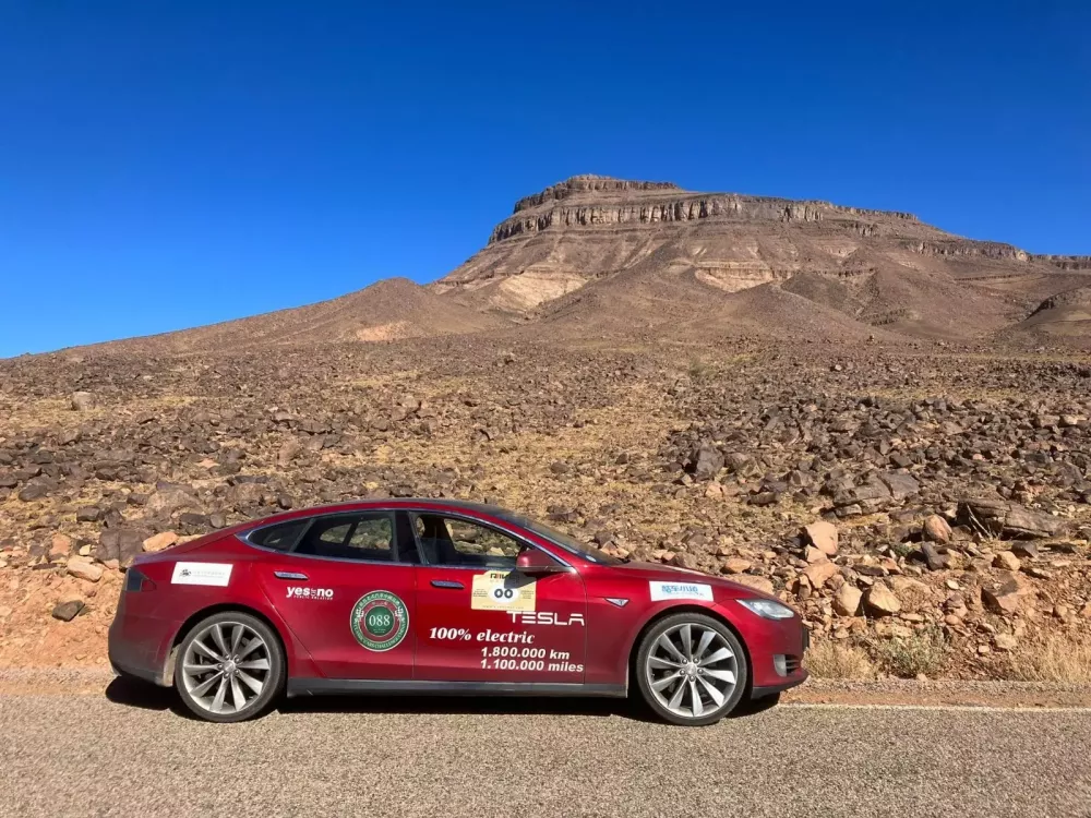 Chiếc Tesla Model S trong chuyến đi tới Ma-rốc gần đây