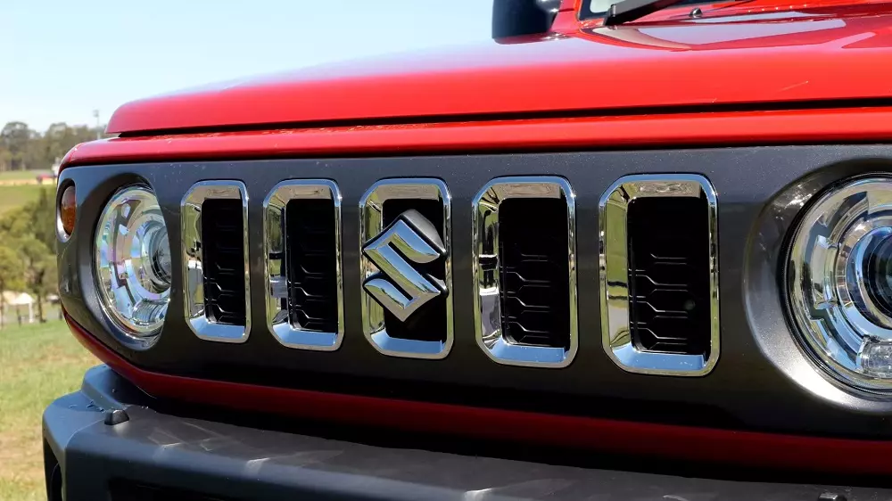 Suzuki Jimny XL 2024 có thêm viền lưới tản nhiệt mạ crôm Suzuki Jimny XL 2024 có thêm viền lưới tản nhiệt mạ crôm
