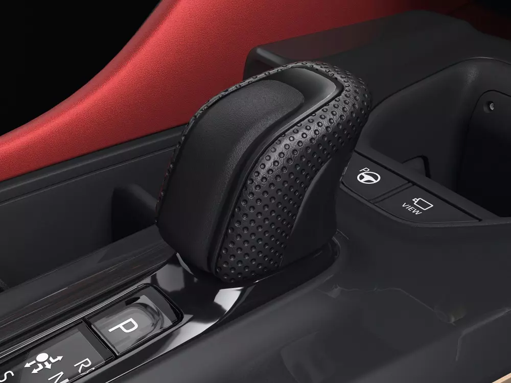 Cần số nhỏ gọn của Toyota Crown Sport PHEV 2024