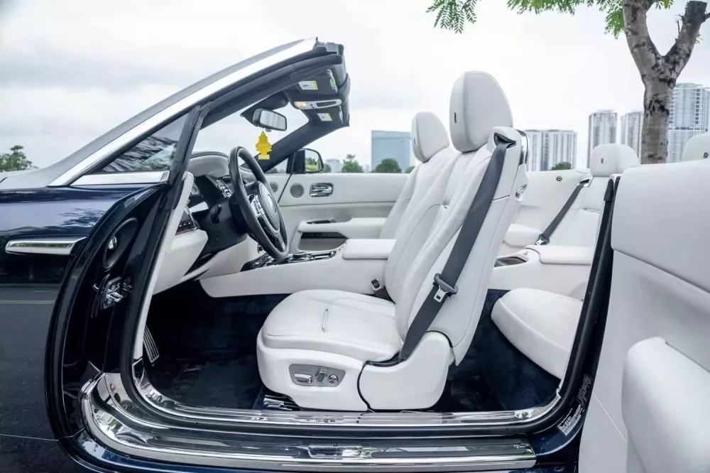 Doanh nh&acirc;n TP.HCM tậu xe si&ecirc;u sang mui trần Rolls-Royce Dawn, gi&aacute; hơn 12 tỷ đồng- Ảnh 6.