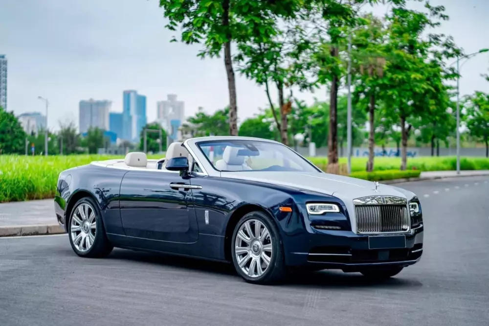 Doanh nh&acirc;n TP.HCM tậu xe si&ecirc;u sang mui trần Rolls-Royce Dawn, gi&aacute; hơn 12 tỷ đồng- Ảnh 4.