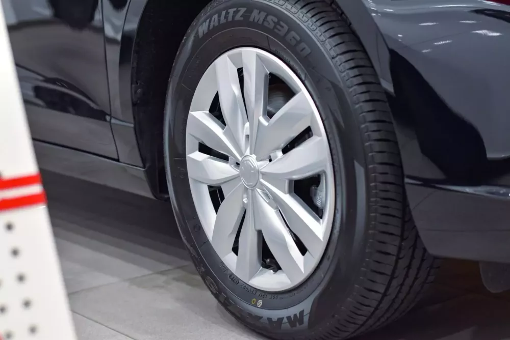 2 bản thấp của New MG5 chỉ dùng vành thép 15 inch với ốp mâm màu bạc 2 bản thấp của New MG5 chỉ dùng vành thép 15 inch với ốp mâm màu bạc