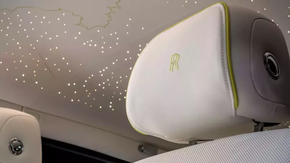 Trần xe bầu trời sao của Rolls-Royce Phantom Cinque Terre Trần xe bầu trời sao của Rolls-Royce Phantom Cinque Terre