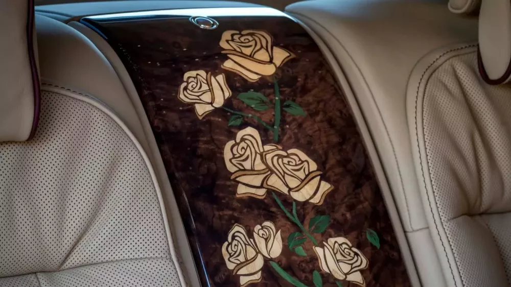 Ốp gỗ giữa 2 ghế sau của Rolls-Royce Rose Blossom Phantomcũng có hình ảnh những bông hồng Ốp gỗ giữa 2 ghế sau của Rolls-Royce Rose Blossom Phantomcũng có hình ảnh những bông hồng